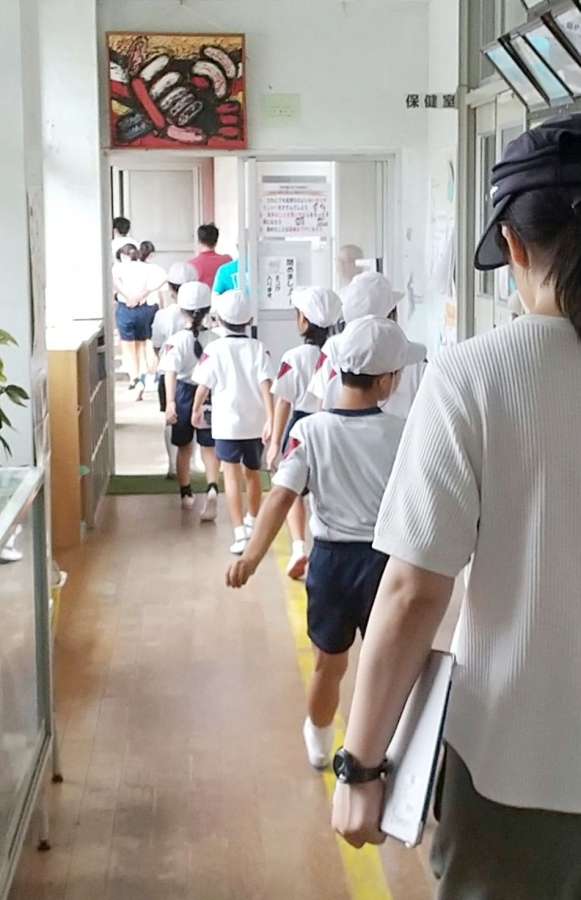 校舎内の高所に避難する児童ら＝屋久島町の一湊小学校