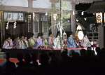 雅楽を奏でる柏原神社雅楽会＝１７日、鹿児島市の照国神社