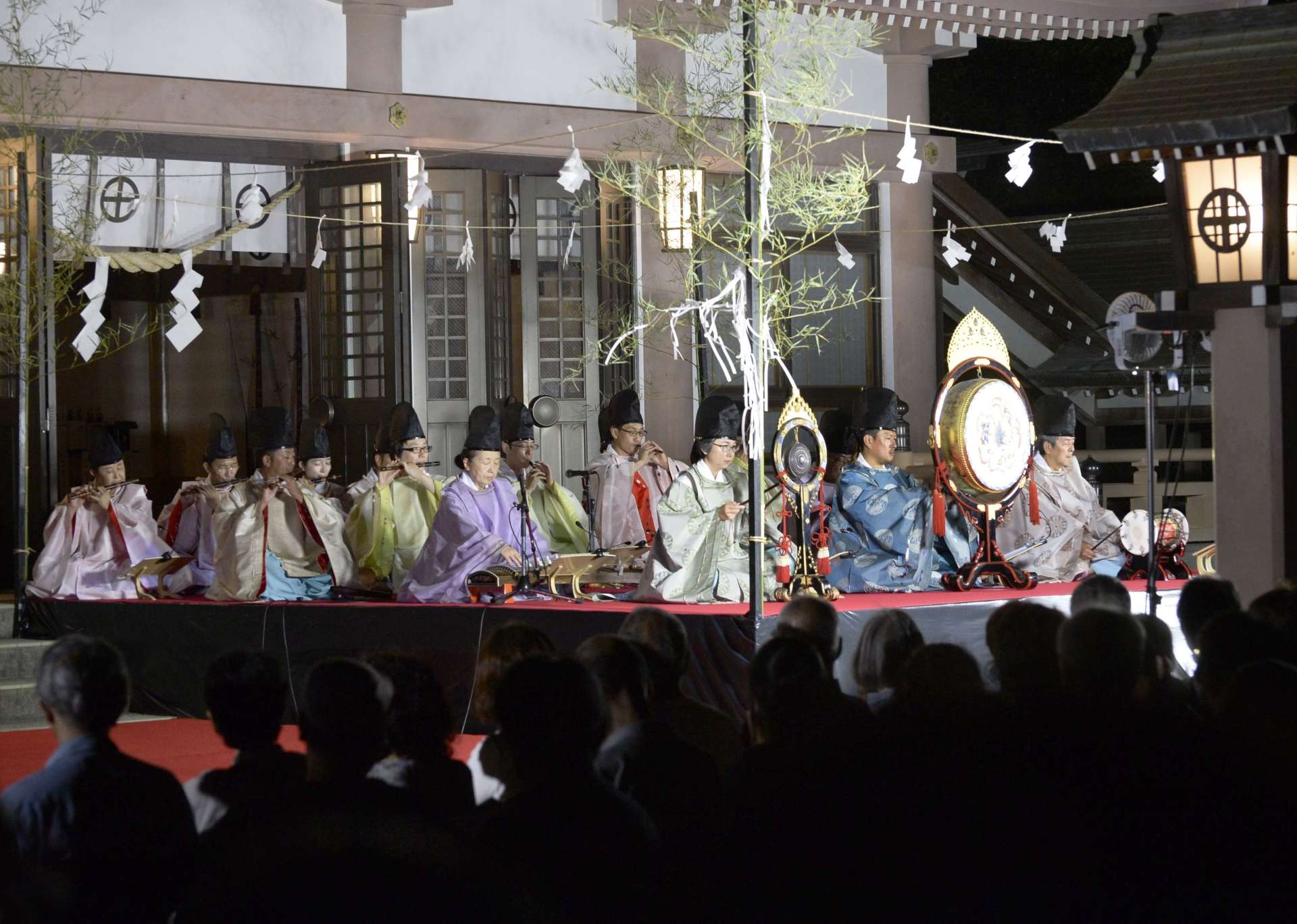 雅楽を奏でる柏原神社雅楽会＝１７日、鹿児島市の照国神社