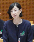 県警不祥事関連で答弁する県公安委員会の石窪奈穂美委員長＝１８日午前、県議会