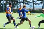 シュートを狙う鹿児島ＵのＭＦ田中＝ユニータ