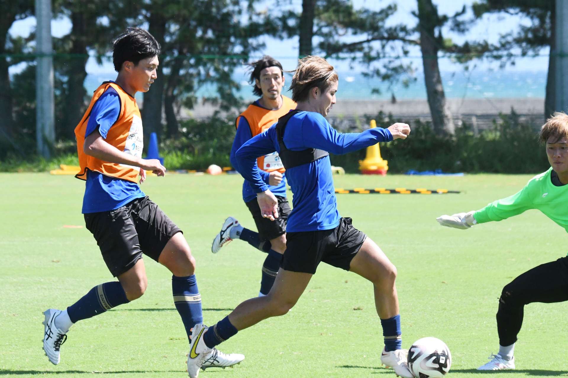 シュートを狙う鹿児島ＵのＭＦ田中＝ユニータ