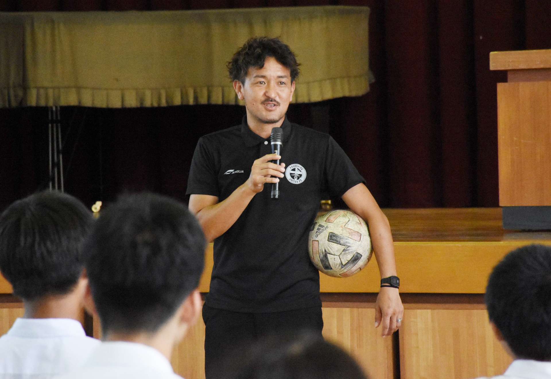 夢を持つ大切さを生徒に訴える田上裕さん＝１４日、志布志市有明の有明中