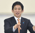 質問に答える小林鷹之氏＝東京・永田町の国会記者会館