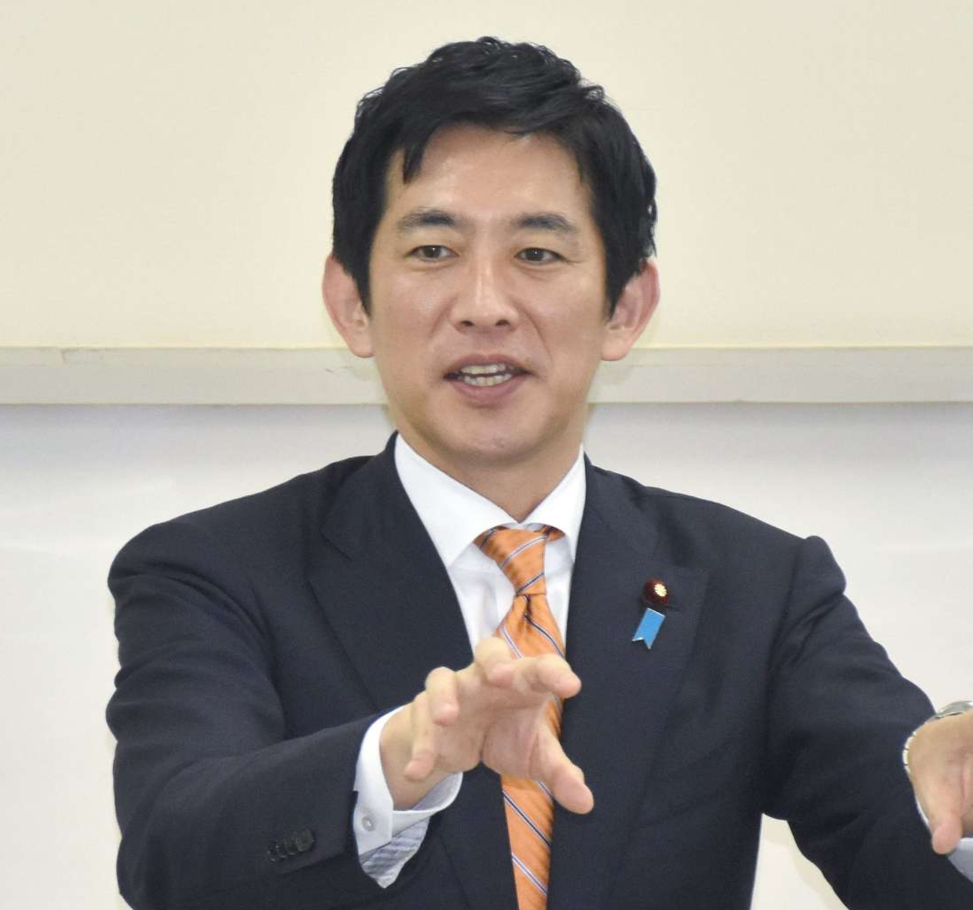 質問に答える小林鷹之氏＝東京・永田町の国会記者会館