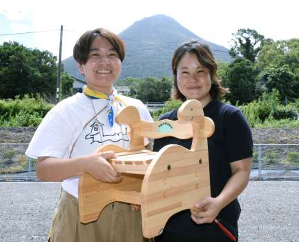 子ども椅子でコラボしたことうのぞみさん（左）と崎山友吏江さん＝指宿市役所開聞庁舎