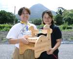 子ども椅子でコラボしたことうのぞみさん（左）と崎山友吏江さん＝指宿市役所開聞庁舎
