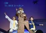 手話通訳者（右）や字幕を織り交ぜた「バリアフリー演劇」を披露する東京演劇集団風＝霧島市福山