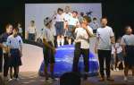 舞台上で劇中歌を歌う牧之原特別支援学校中学部の生徒たち＝霧島市福山