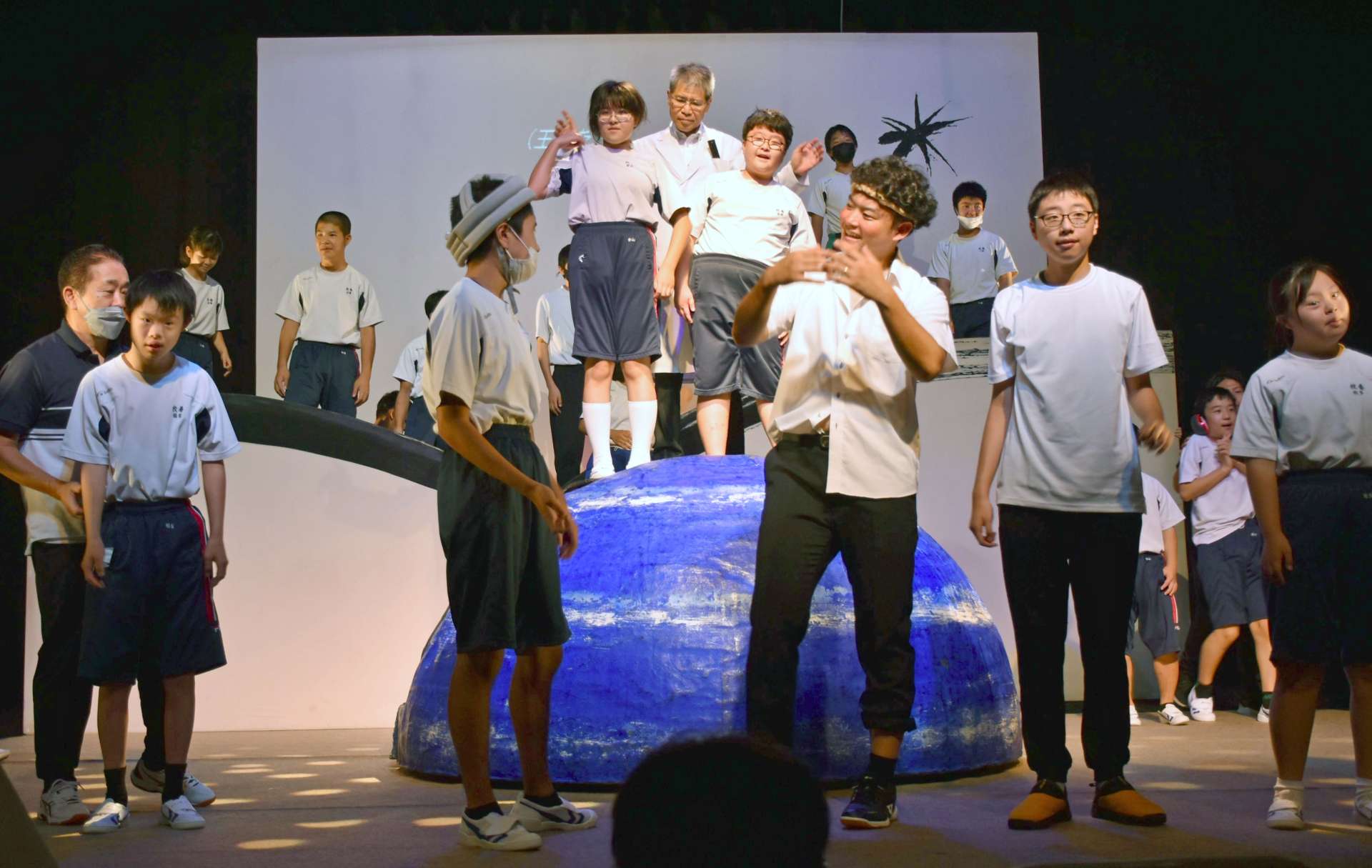 舞台上で劇中歌を歌う牧之原特別支援学校中学部の生徒たち＝霧島市福山
