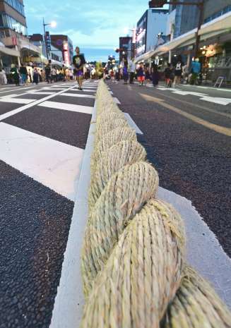 〈資料写真〉道路に横たわるように置かれた大綱。全長は３６５メートル、重さ７トン