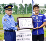 「交通安全キャプテン」に任命された田上裕・鹿児島Ｕ応援リーダー＝２０日、鹿児島市喜入町の鹿児島ユナイテッドＦＣ専用練習場「ユニータ」