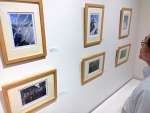 水滴越しの世界を多彩に表現した五十川和彦さんの作品＝１９日、都城市東町