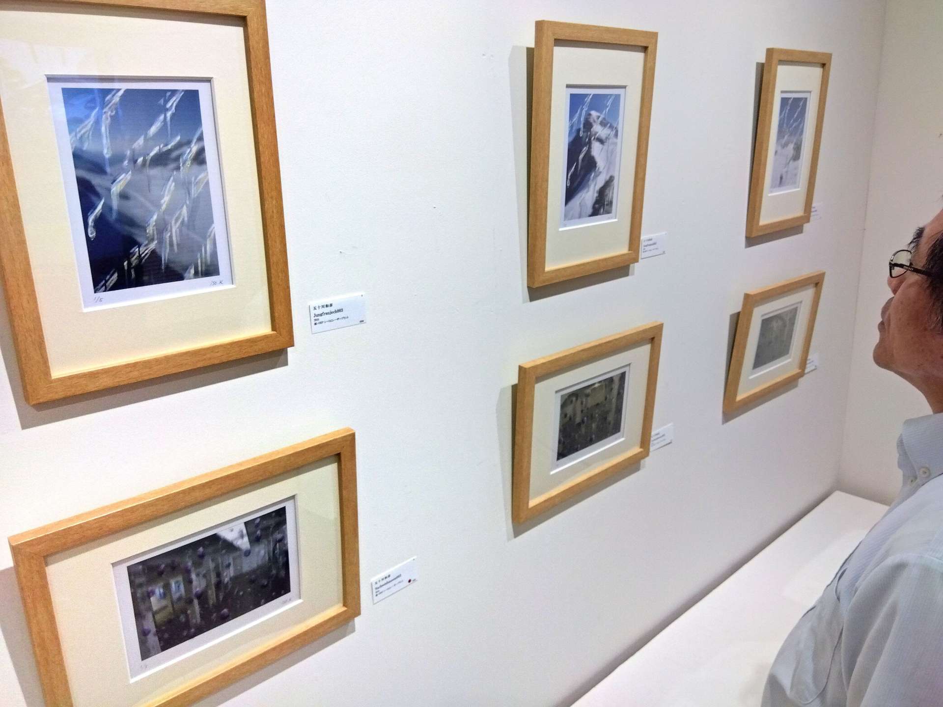 水滴越しの世界を多彩に表現した五十川和彦さんの作品＝１９日、都城市東町