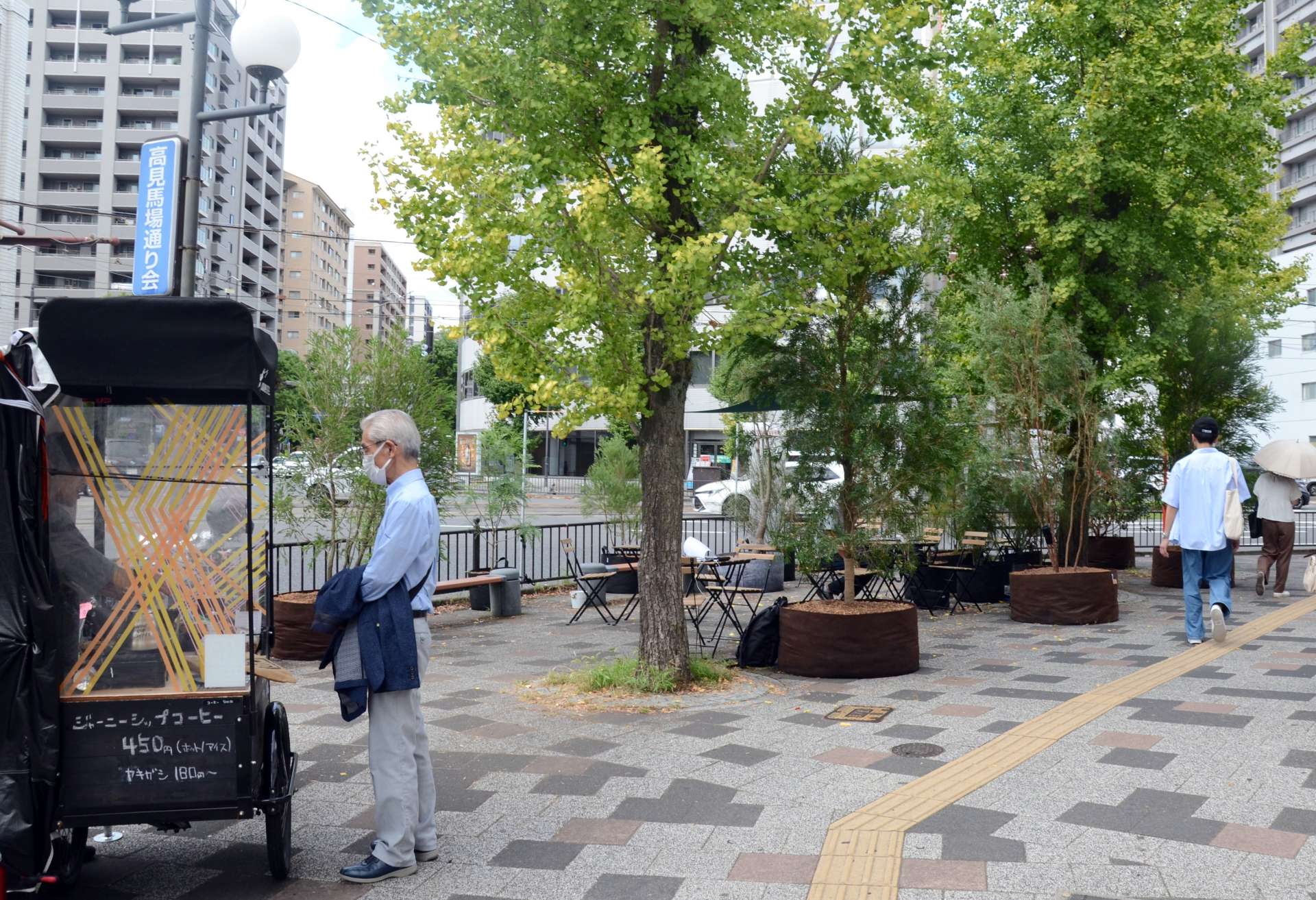 高見馬場交差点に登場した、植栽に囲まれた「ポケットパーク」。椅子やテーブルが並び、街歩きの合間に休憩できる＝２０日、鹿児島市山之口町