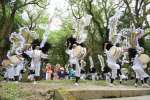 矢旗を背負い、力強く舞う踊り手＝２１日、日置市吹上の南方神社