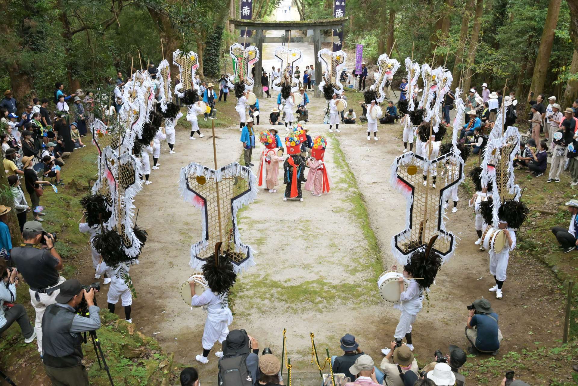多くの観客が見守る中、伊作太鼓踊りを披露する踊り手＝２１日、日置市吹上の南方神社