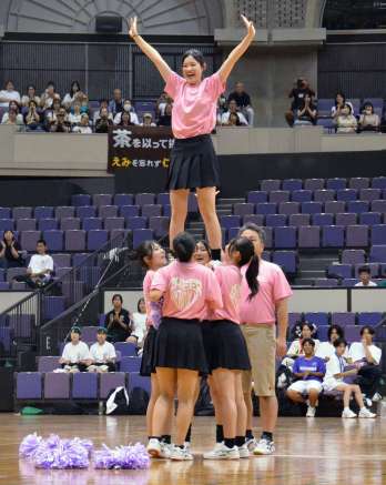 チアダンスを披露する女子生徒たち＝鹿児島市の西原商会アリーナ