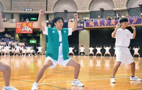 伝統の演舞「チンチンチャイナマイ」を披露する男子生徒＝鹿児島市の西原商会アリーナ
