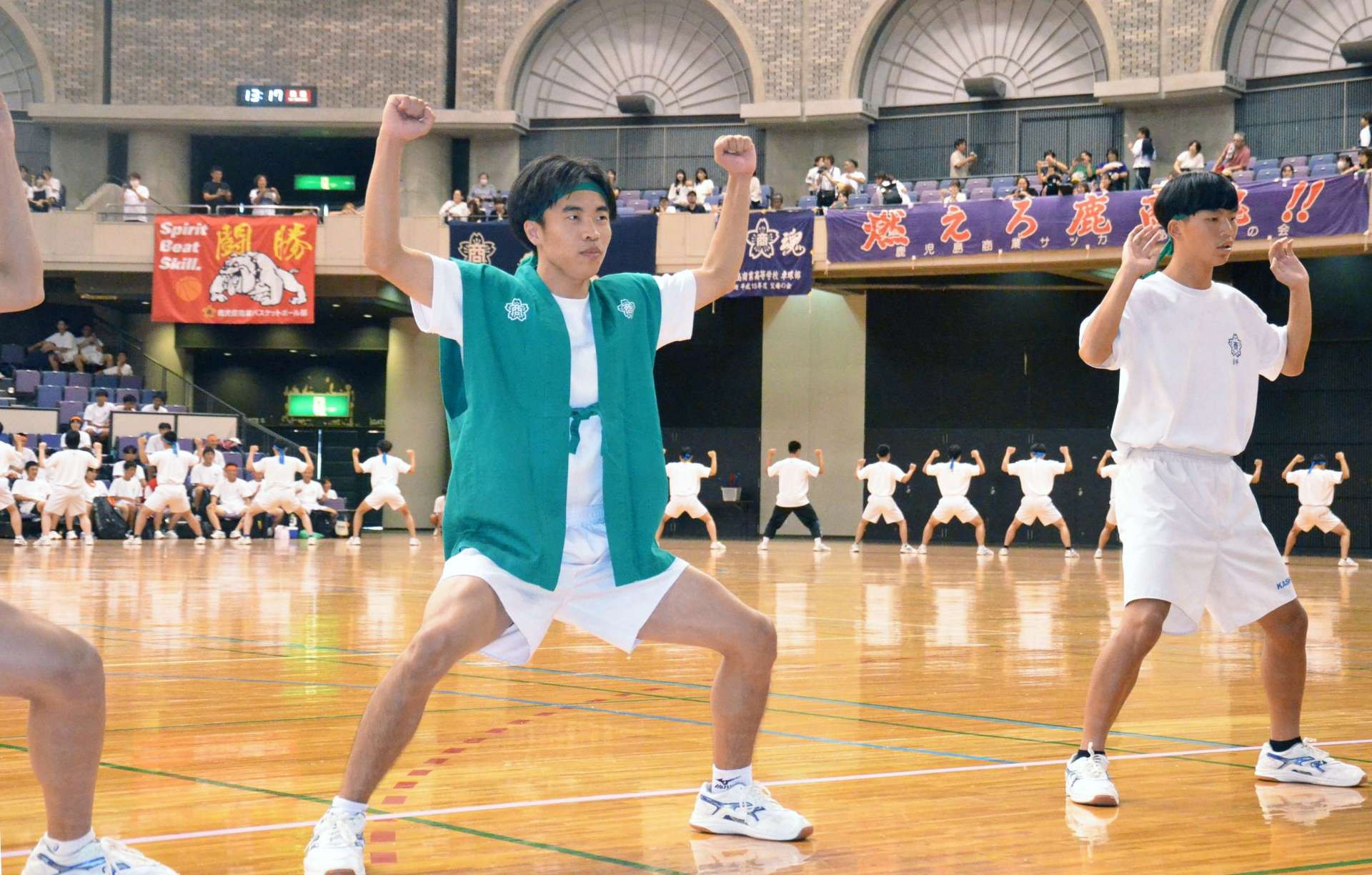 伝統の演舞「チンチンチャイナマイ」を披露する男子生徒＝鹿児島市の西原商会アリーナ