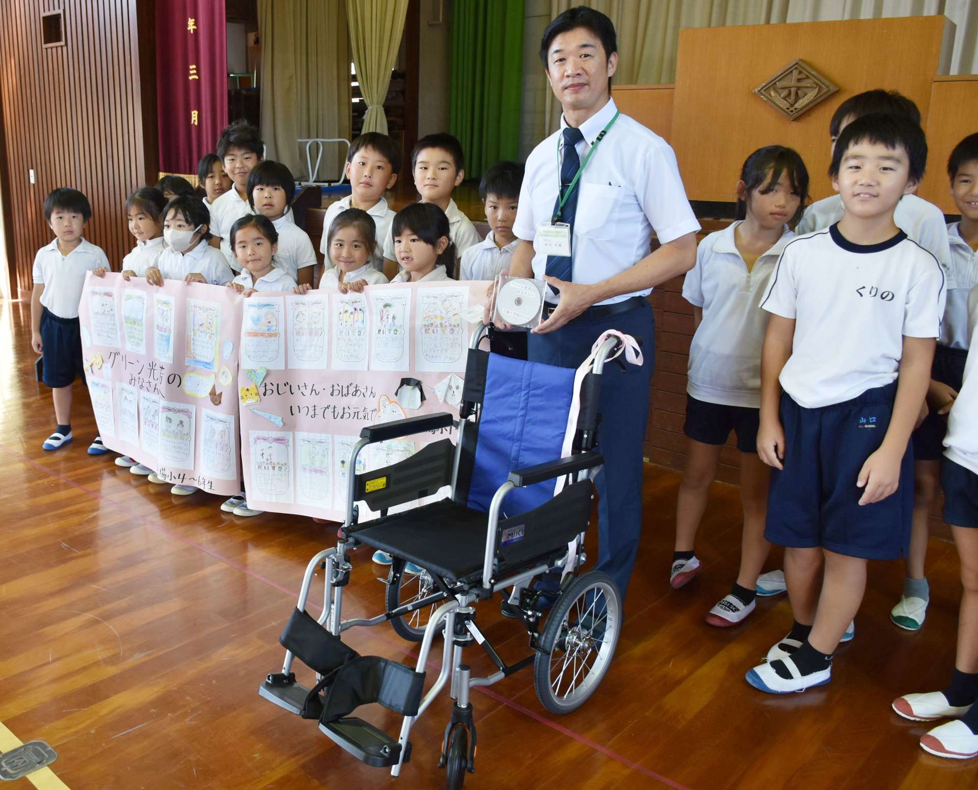 上場小学校であった車椅子の贈呈式＝湧水町の同校