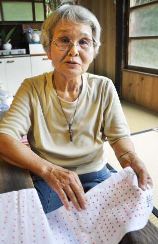 当時の「千人針」を再現する下村タミ子さん