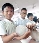 熱々の新米おにぎりを作る児童＝南さつま市の大浦小学校