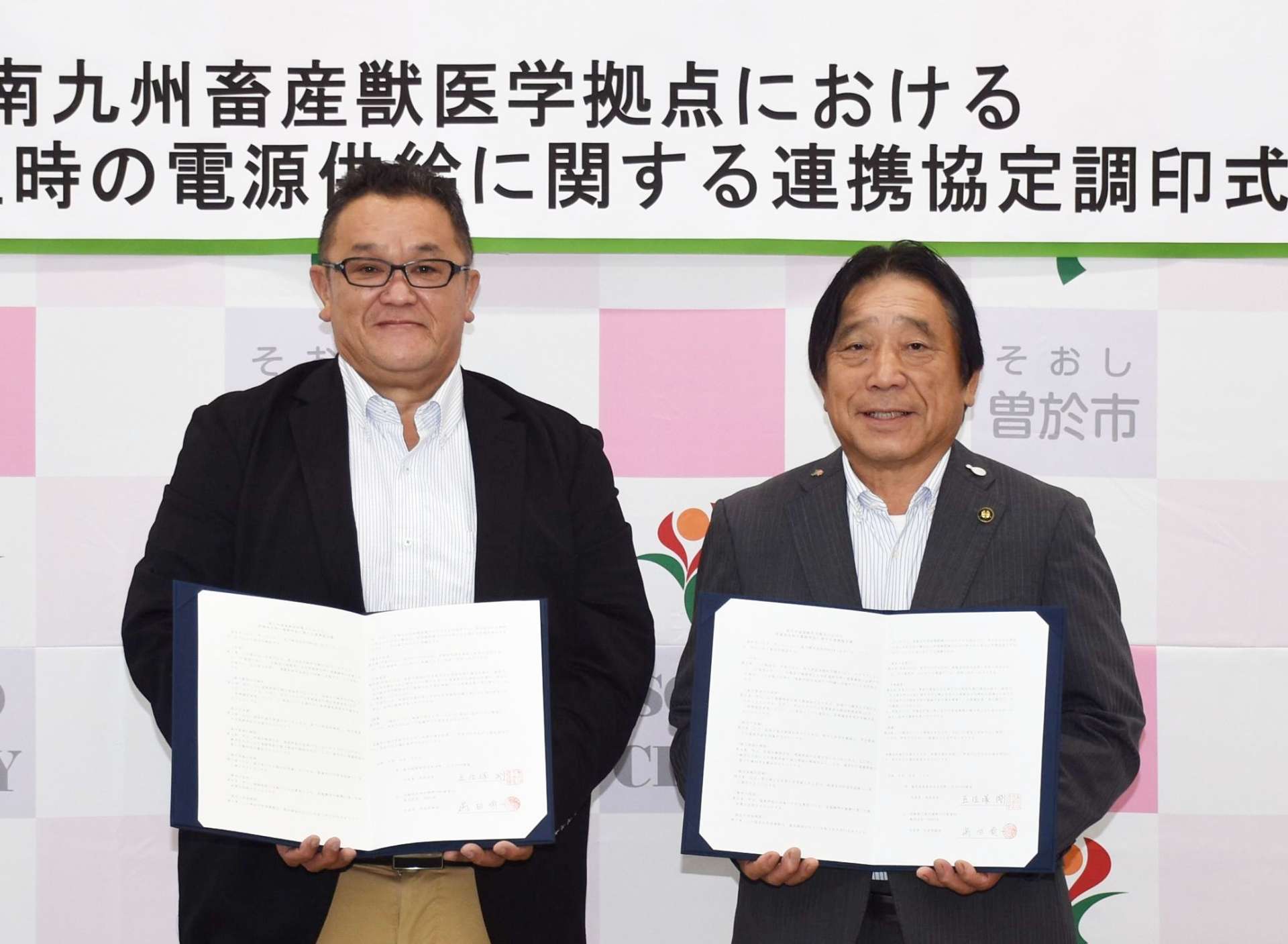 曽於市と電源供給に関する連携協定を結んだＦＯＲＣＵＭの嶋田順一社長（左）＝市役所