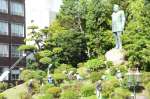 西郷隆盛銅像周辺のせん定をする県造園建設業協会の会員＝１９日、鹿児島市城山町