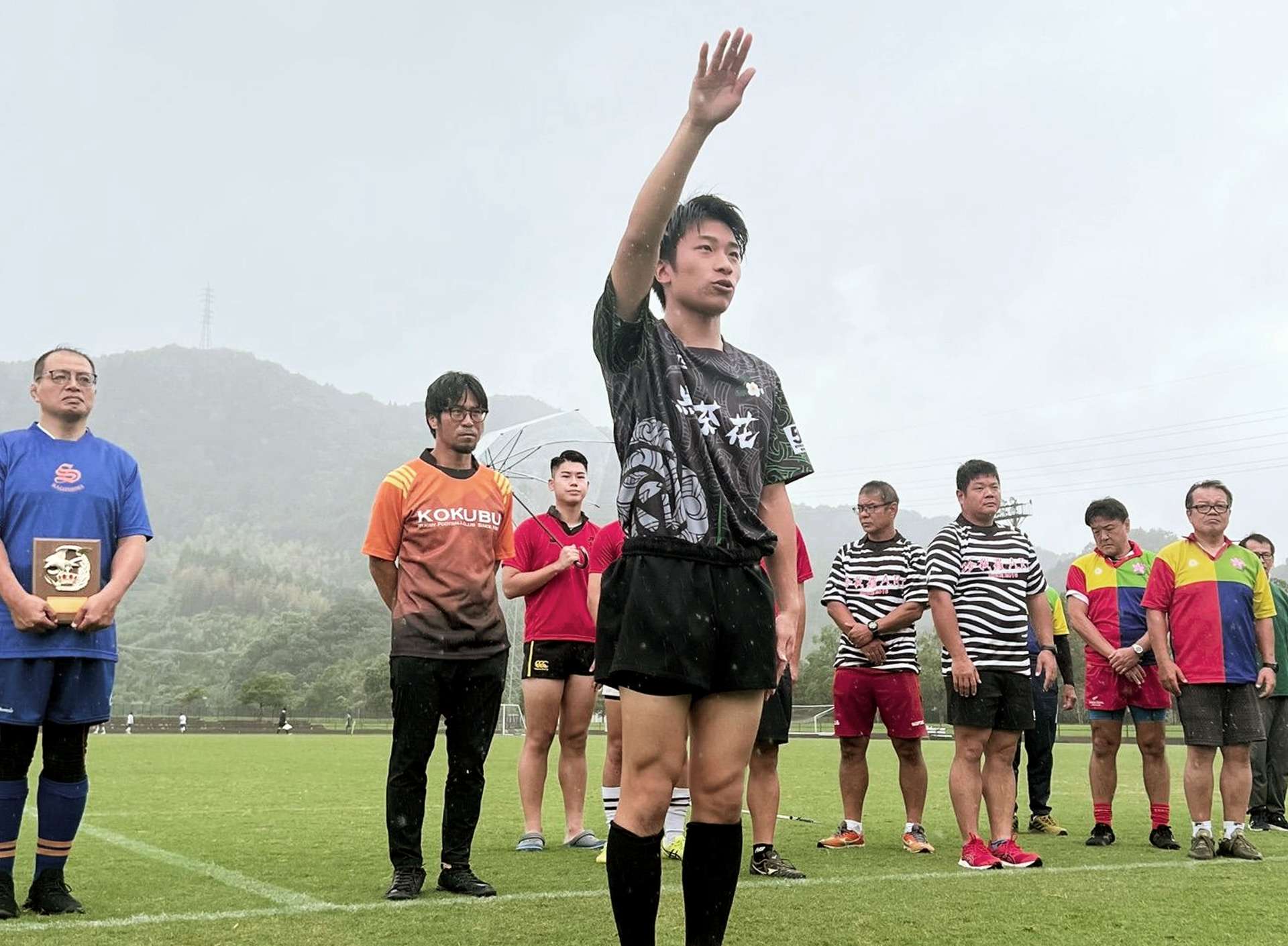 開会式で選手宣誓をする黒茶花クラブの井手佑里選手＝県立サッカー・ラグビー場