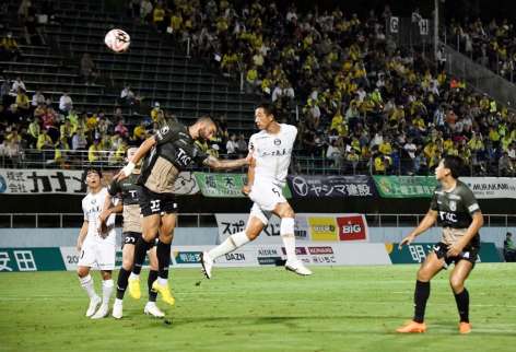 前半、ヘディングシュートを放つ鹿児島Ｕの井林＝栃木県グリーンスタジアム