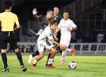 前半、中盤で競り合う鹿児島Ｕの田中（２１）＝栃木県グリーンスタジアム