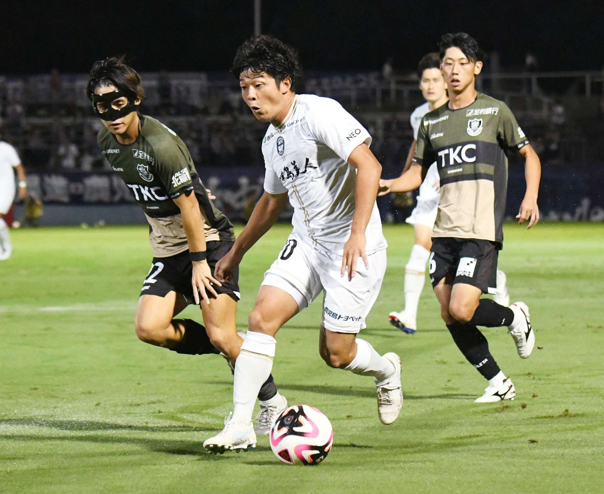 前半、左サイドから攻め込む鹿児島Ｕの圓道＝栃木県グリーンシタジアム
