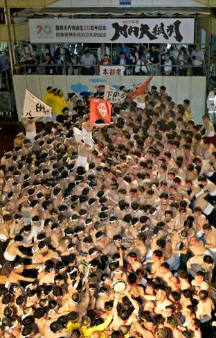〈別アングル〉一番太鼓の合図で激しくぶつかり合う男衆＝２２日午後８時１５分、薩摩川内市西向田町