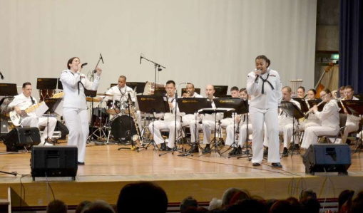演奏を披露する米海軍第７艦隊音楽隊＝２２日、屋久島町宮之浦の屋久島離島開発総合センター