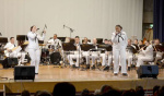 演奏を披露する米海軍第７艦隊音楽隊＝２２日、屋久島町宮之浦の屋久島離島開発総合センター