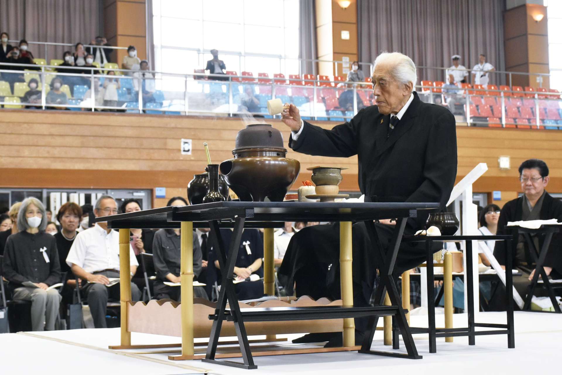献茶をする千玄室さん＝２２日、鹿屋市の串良平和アリーナ