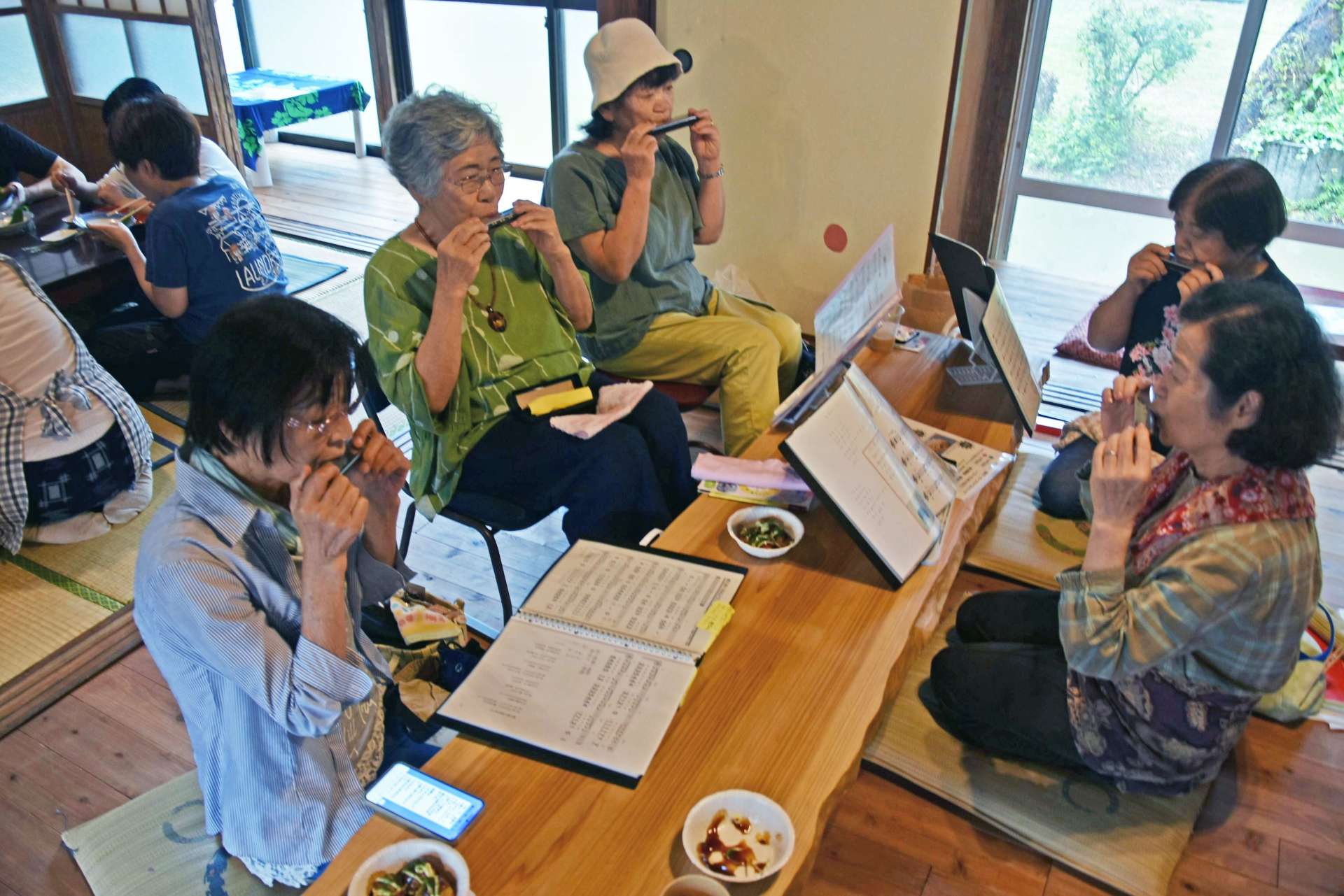 客としてイベントに出かけた先で演奏を披露する「泉のハーモニー」＝南大隅町根占