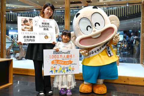 節目の１０００万人目となった金丸彩佳さん、心陽さん親子＝都城市立図書館