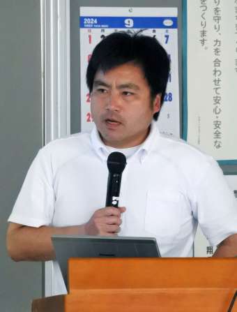 放課後等デイサービスに関わる報酬改定について解説する真崎尭司さん＝日置市中央公民館