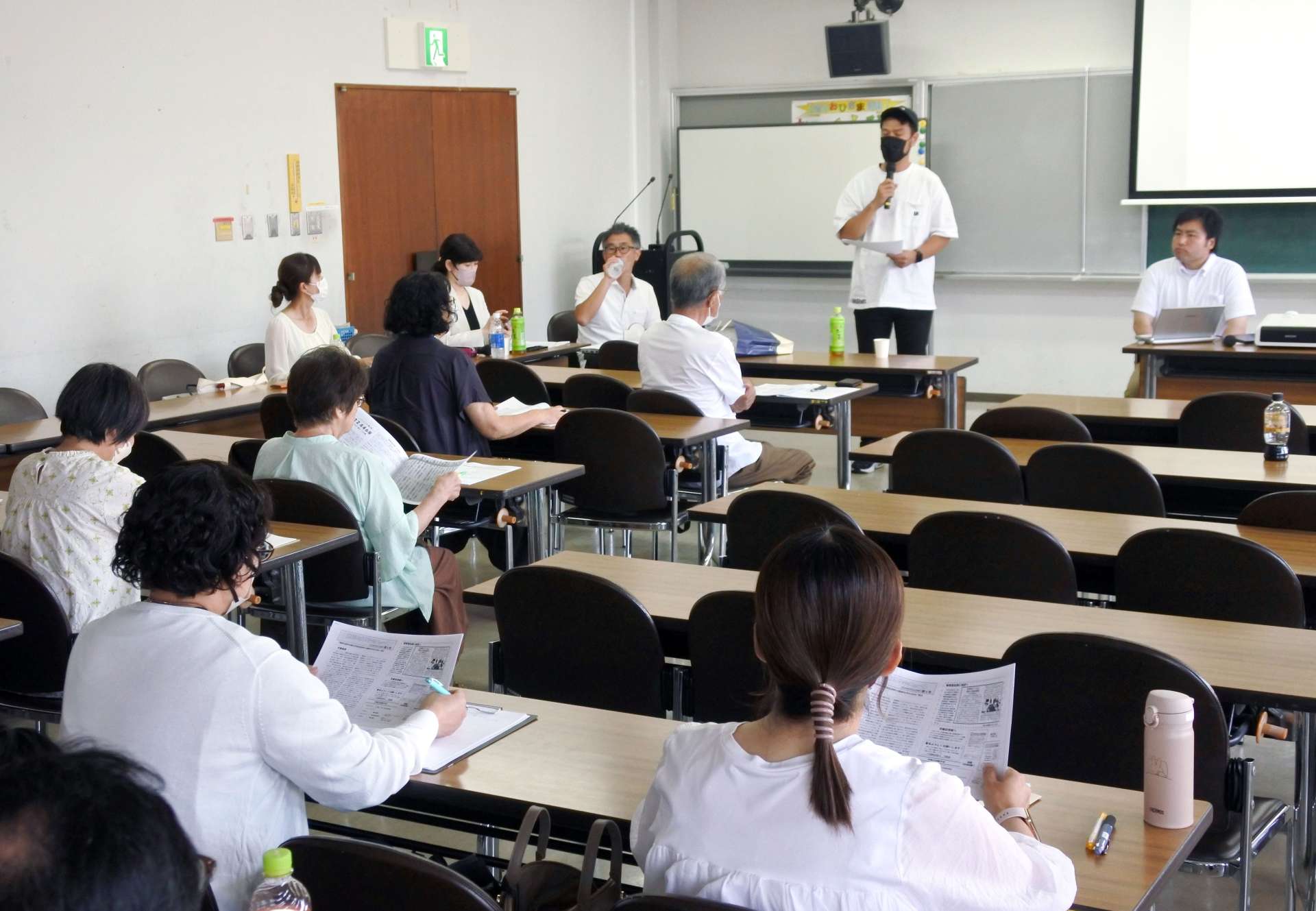 障害児の放課後支援などについて学ぶ参加者＝日置市中央公民館