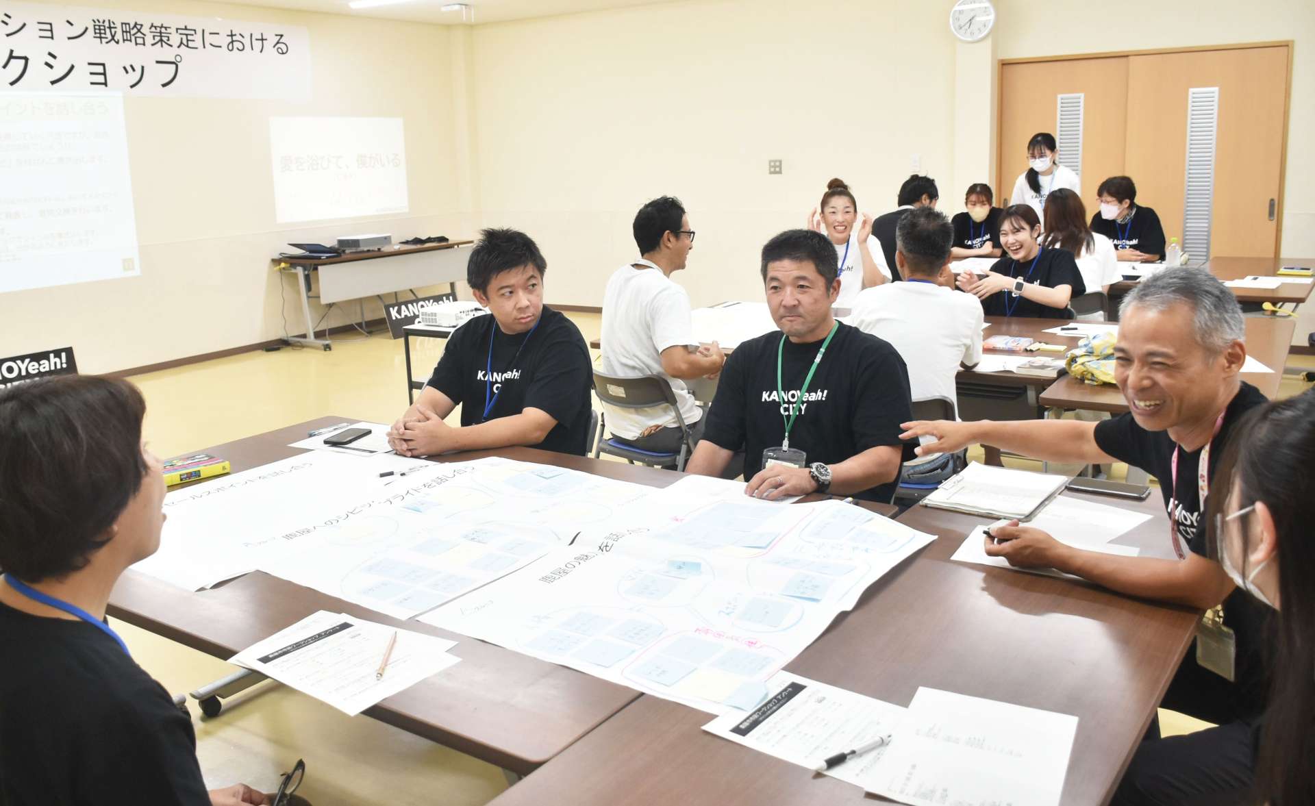鹿屋市の魅力について話し合う市民や市職員＝鹿屋市役所別館