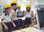 ヘルメットをかぶって登校している様子を紹介する児童たち＝鹿児島市の桜峰小学校
