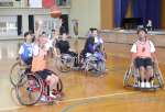車いすの扱いに苦戦しながらプレーする生徒ら＝いちき串木野市の市来中学校