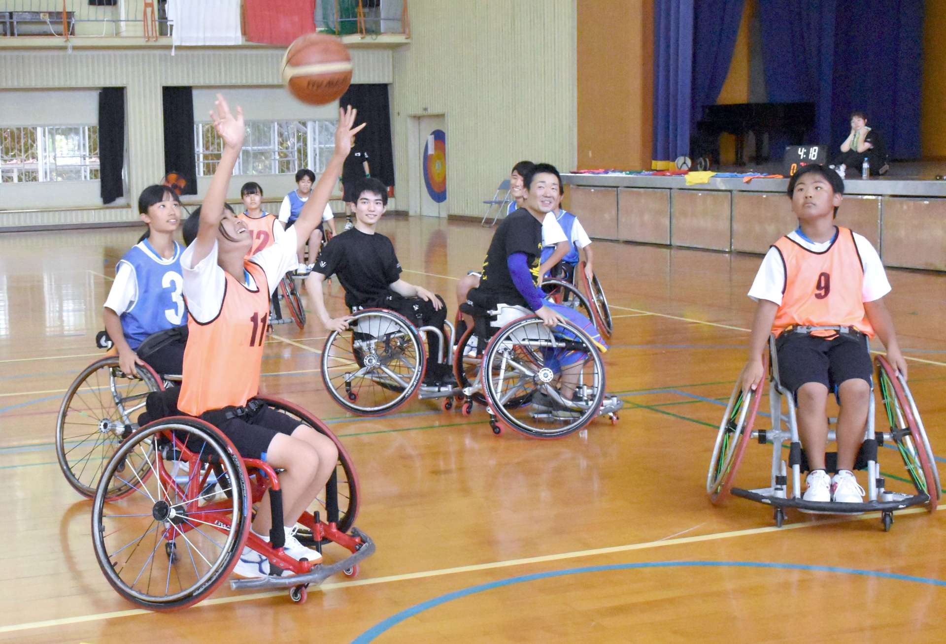 車いすの扱いに苦戦しながらプレーする生徒ら＝いちき串木野市の市来中学校