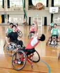 車いすの扱いに苦戦しながらプレーする生徒ら＝いちき串木野市の市来中学校