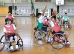 車いすの扱いに苦戦しながらプレーする生徒ら＝いちき串木野市の市来中学校