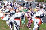 十五夜踊りで宮参りする女性たち＝南さつま市坊津町泊