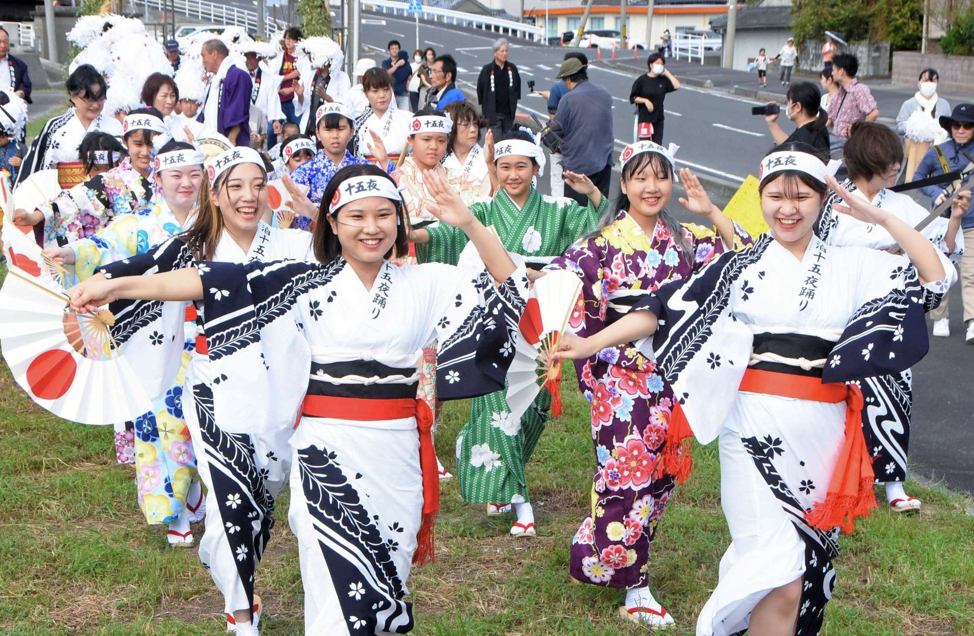 十五夜踊りで宮参りする女性たち＝南さつま市坊津町泊