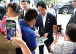 視察先に駆け付けた住民らと交流する小泉進次郎氏＝２３日午前、霧島市牧園町下中津川
